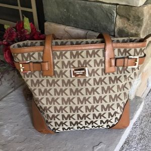 Michael Kors Millbrook Shoulder Tote 🌺🌺